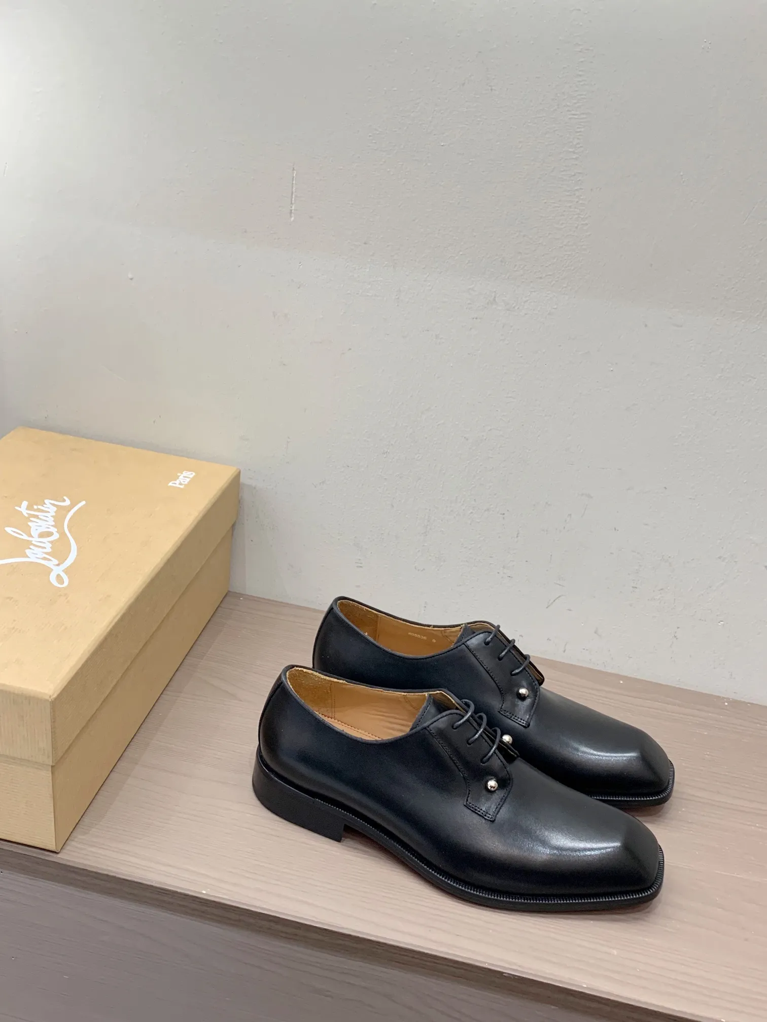 [CL red sole shoes] Top P: 1020💰 Size 39-44 (38.45.46 custom-made, non-returnable) Christian Louboutin men's classic Oxford shoes, men's business formal leather shoes💫Original molding, 1:1 replica, specially made for nobles. The unique shoe shape is unique and 100% comfortable! The whole shoe is made of imported Italian cowhide material, carefully selected, with fine pores and rich luster. Cow leather lining, soft and comfortable, sweat-absorbent and breathable. Genuine leather outsole, non-slip and wear-resistant, full of texture, elegant and luxurious overall, integrating comfort, formality and luxury! The Rolls Royce of shoes!